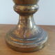 Vase amphore en laiton cuivre style art déco sur piédouche avec anses motif floral