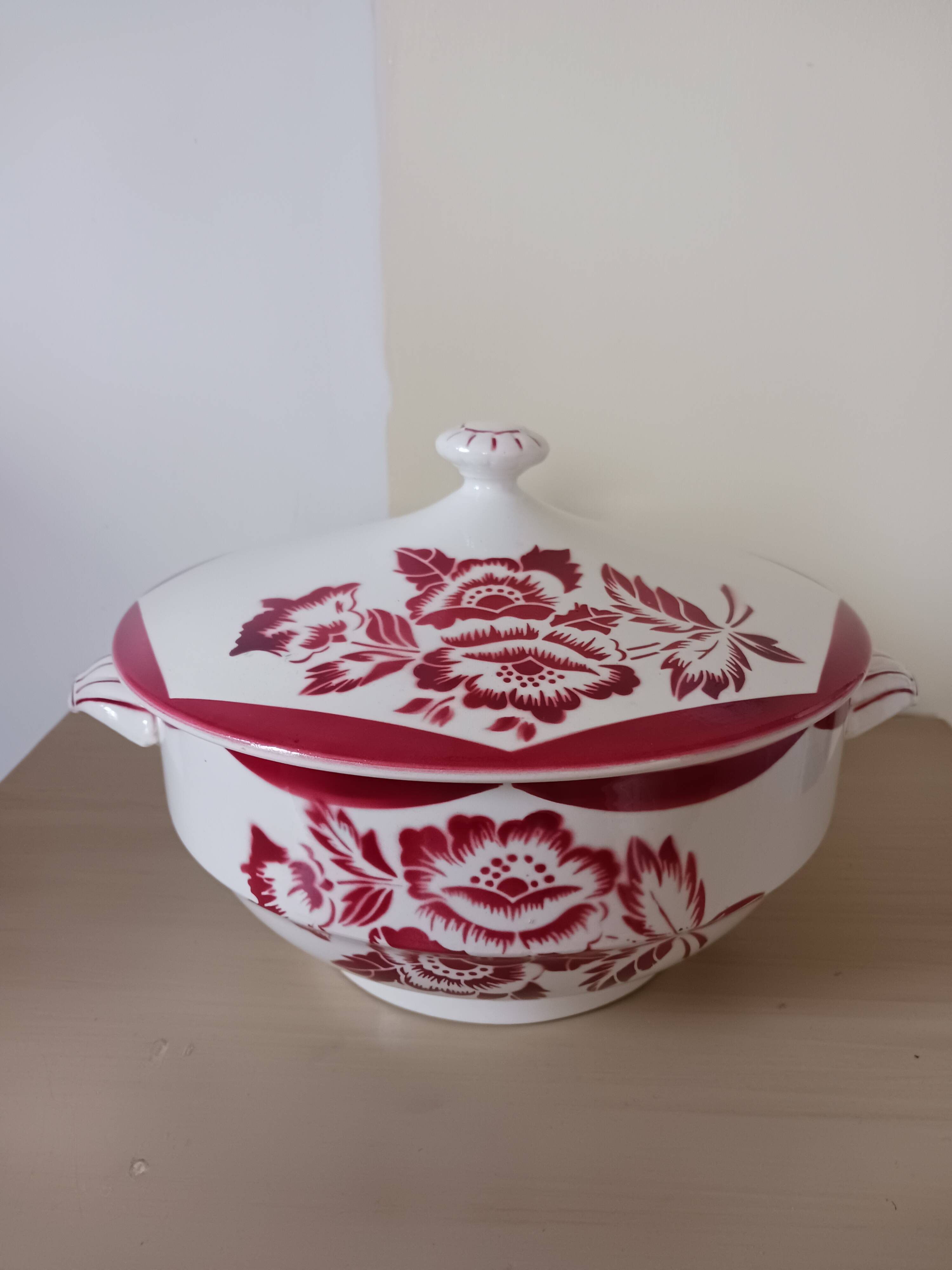 Soup tureen Digoin Sarreguemines, Burgundy model.