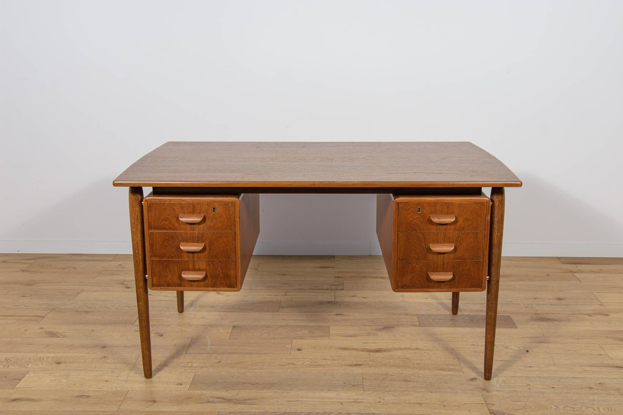 Bureau en teck autoportant de style moderne du milieu du XXe siècle, Danemark, années 1960