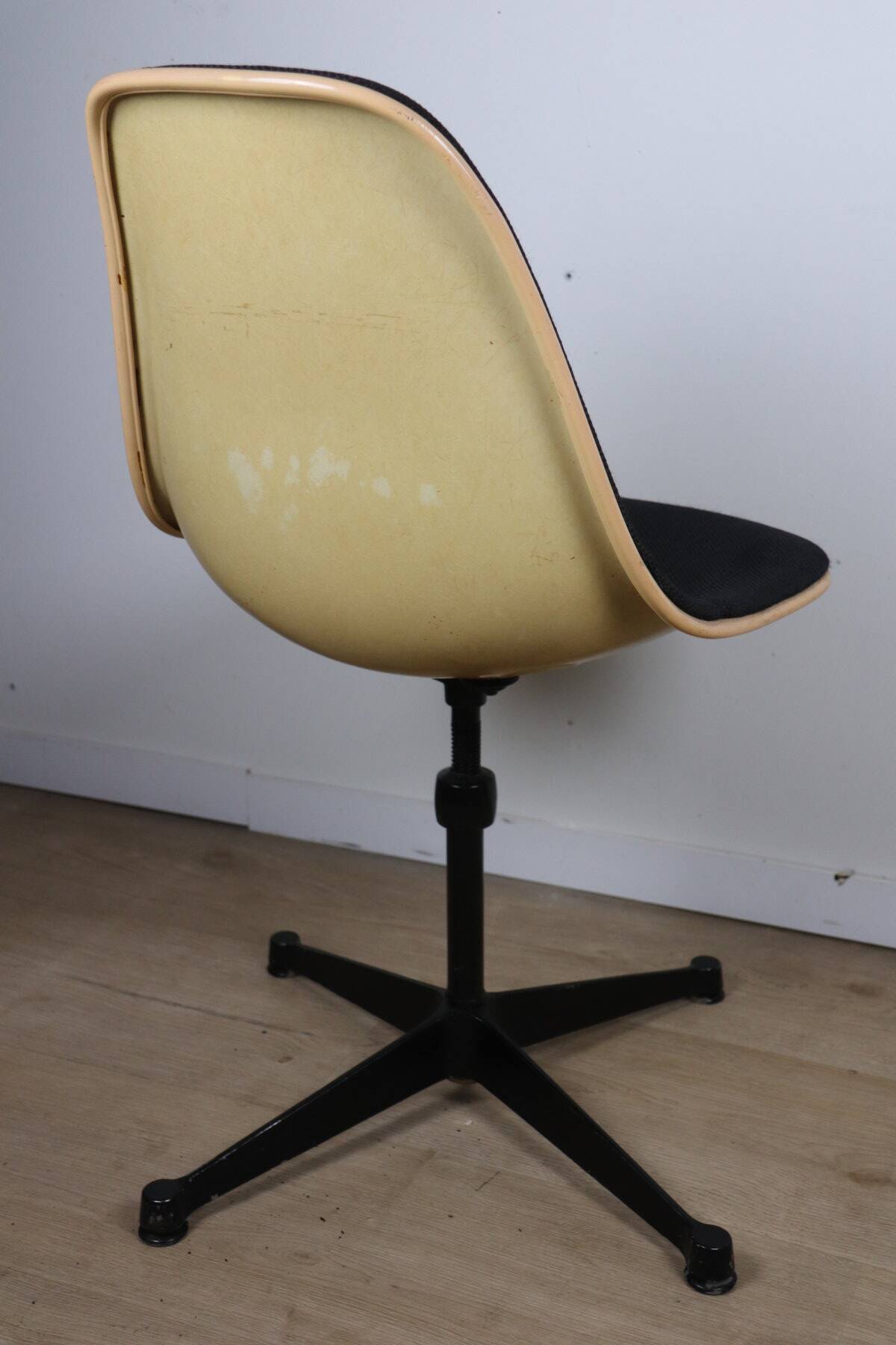 Chaise Eames Herman Miller - Fibre de verre pivotante réglable – 1960