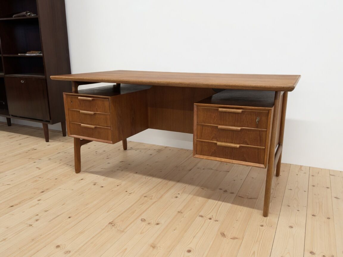 Bureau en teck modèle 75 par Gunni Omann, années 1960.