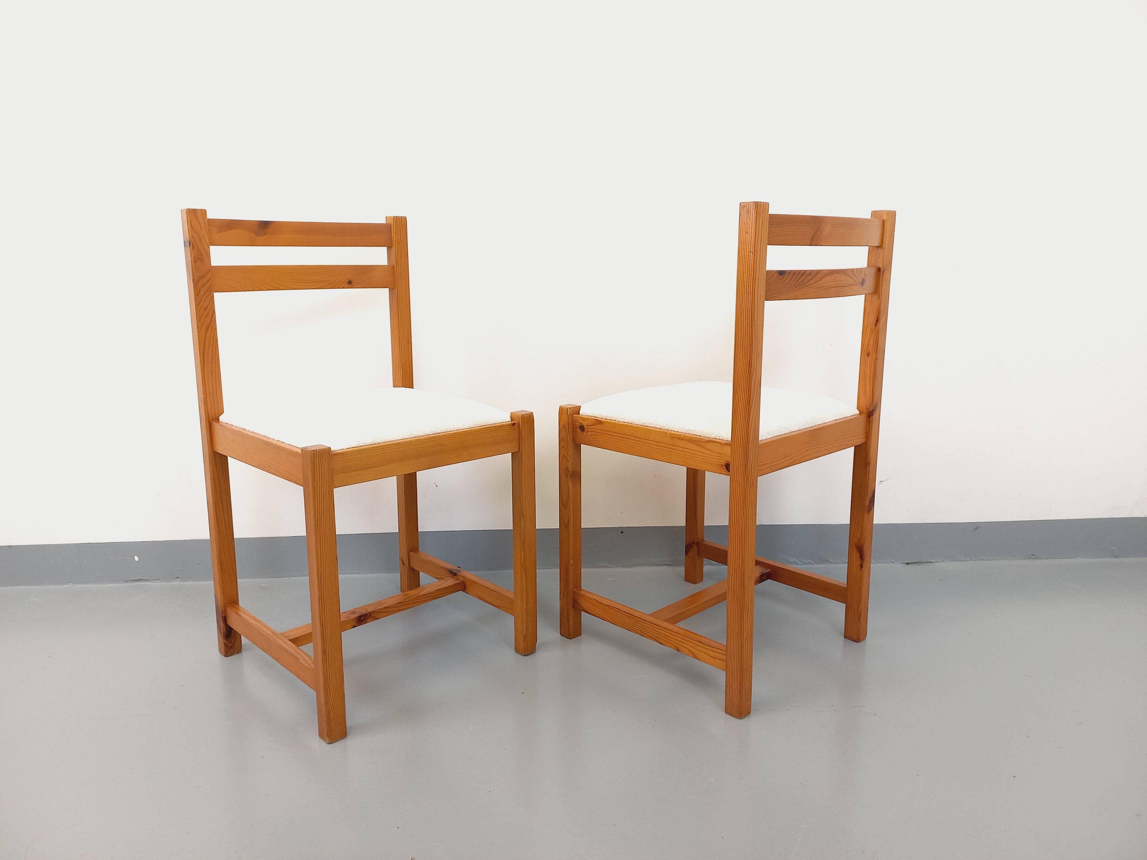 Pair of vintage chairs in pine and white terry fabric from the 70s