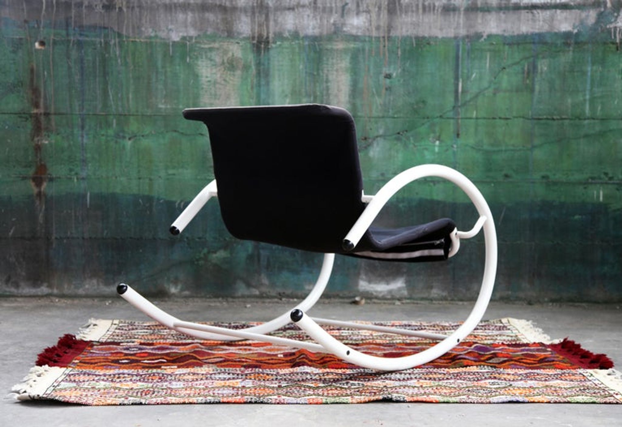 Rocking chair Memphis Ellipse leather Les Amisco with its cushion