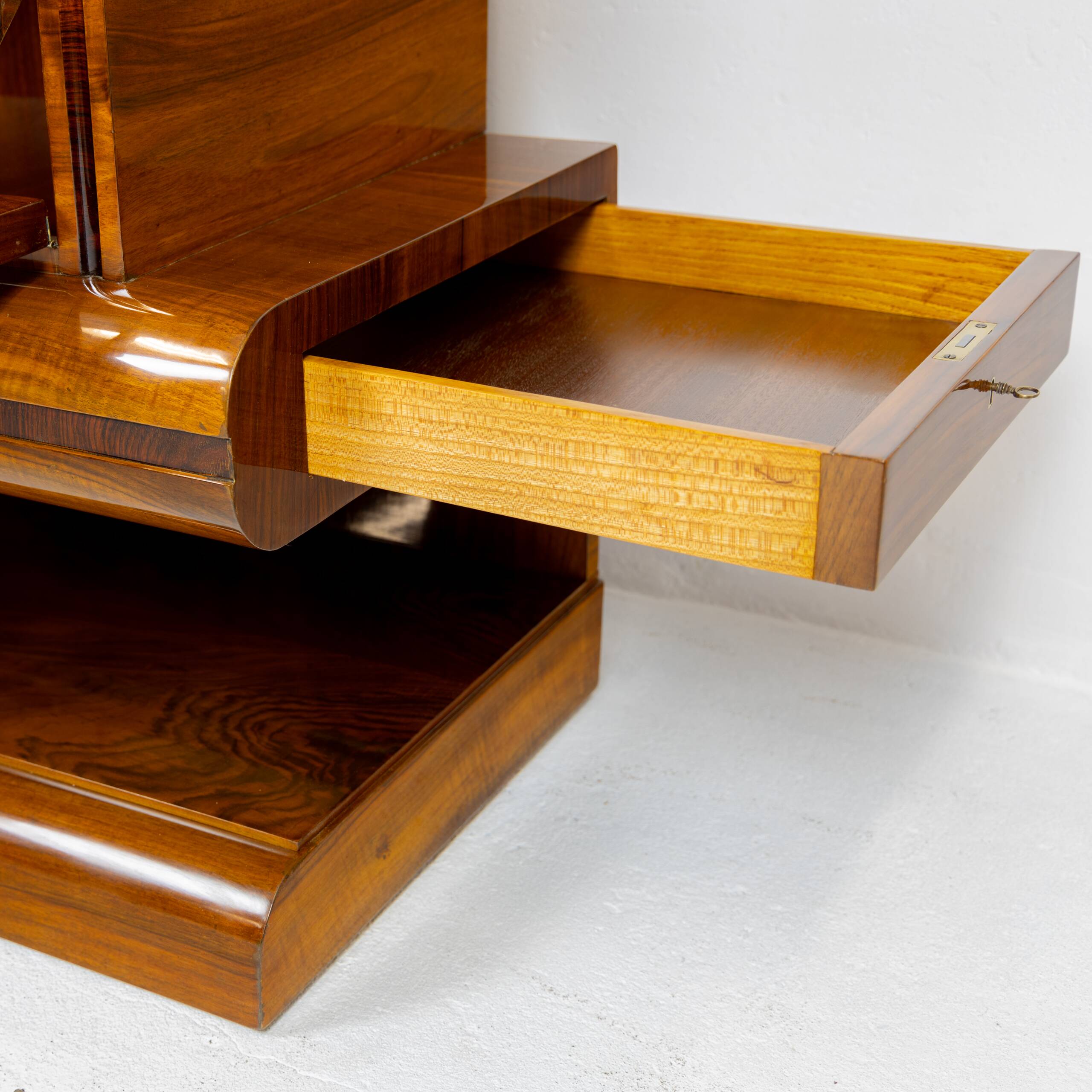 Art Deco bar cabinet in walnut, Wilhelm Mosurski - 1930s