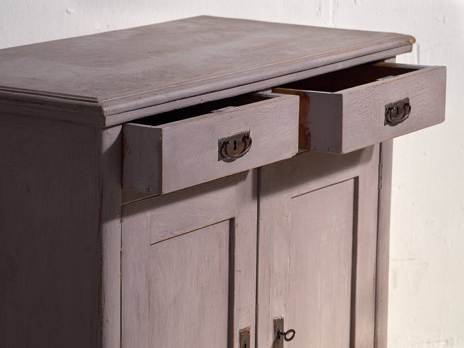 Antique purple chest of drawers (c.1920)