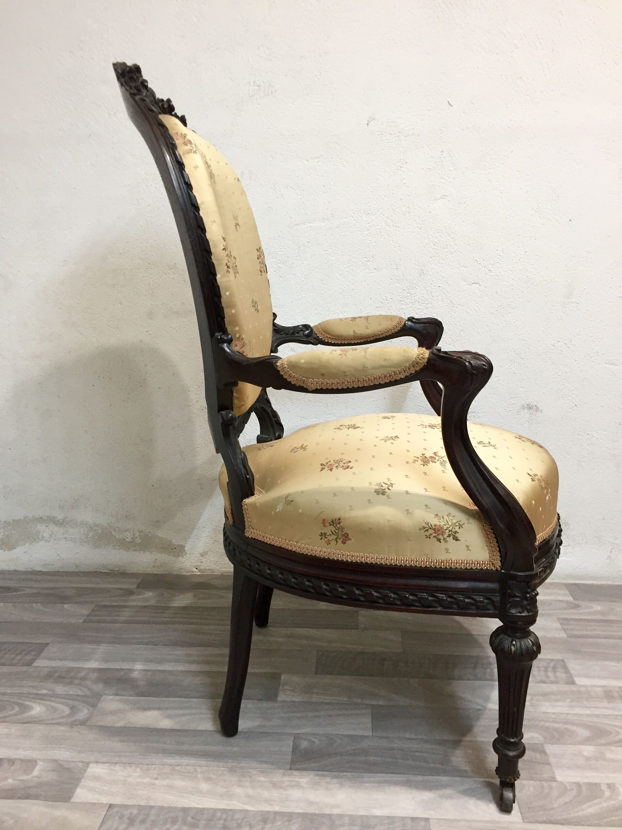 Fauteuil médaillon style Louis XV 19ème