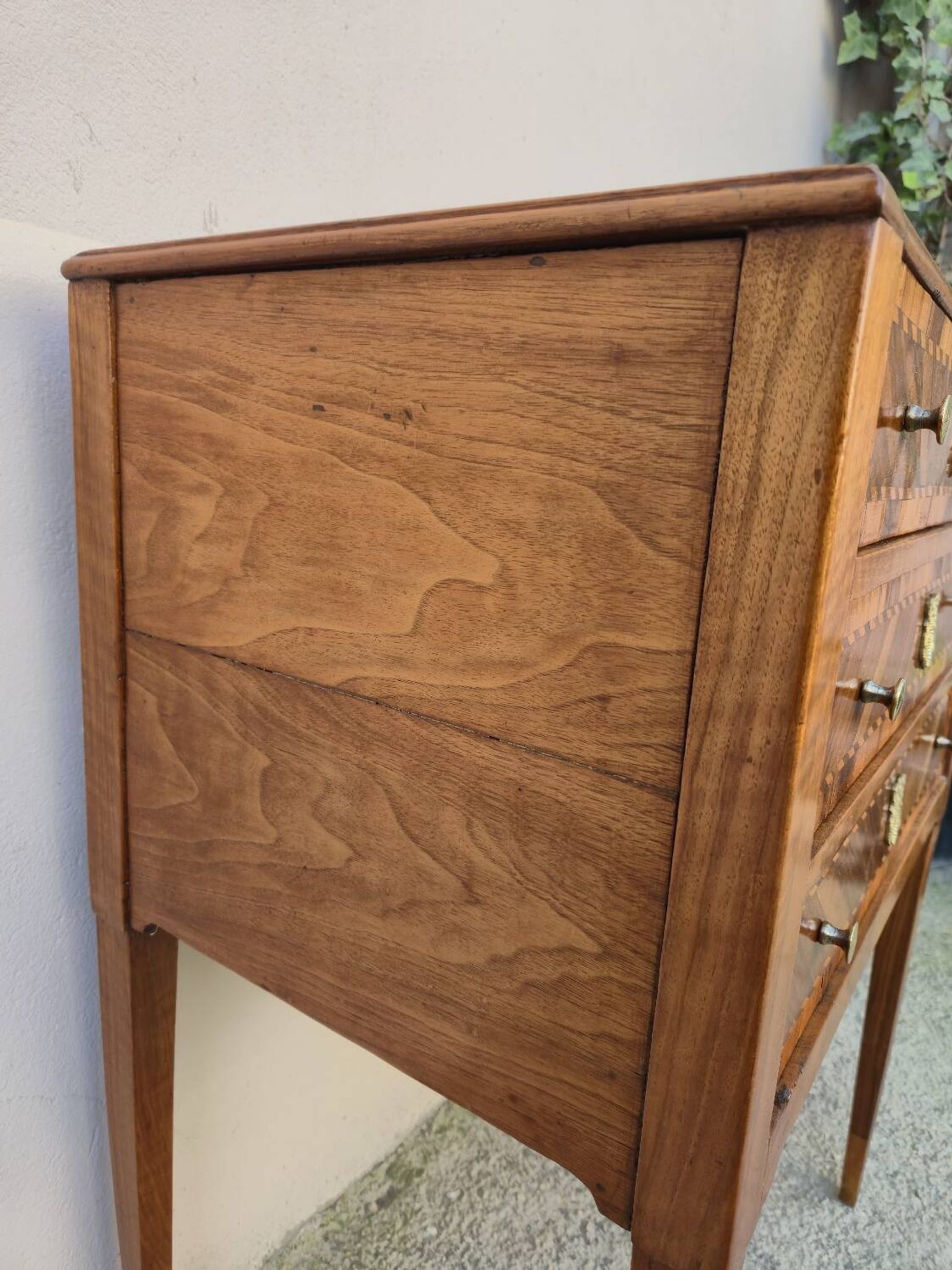 Louis XVI period chest of drawers in marquetry