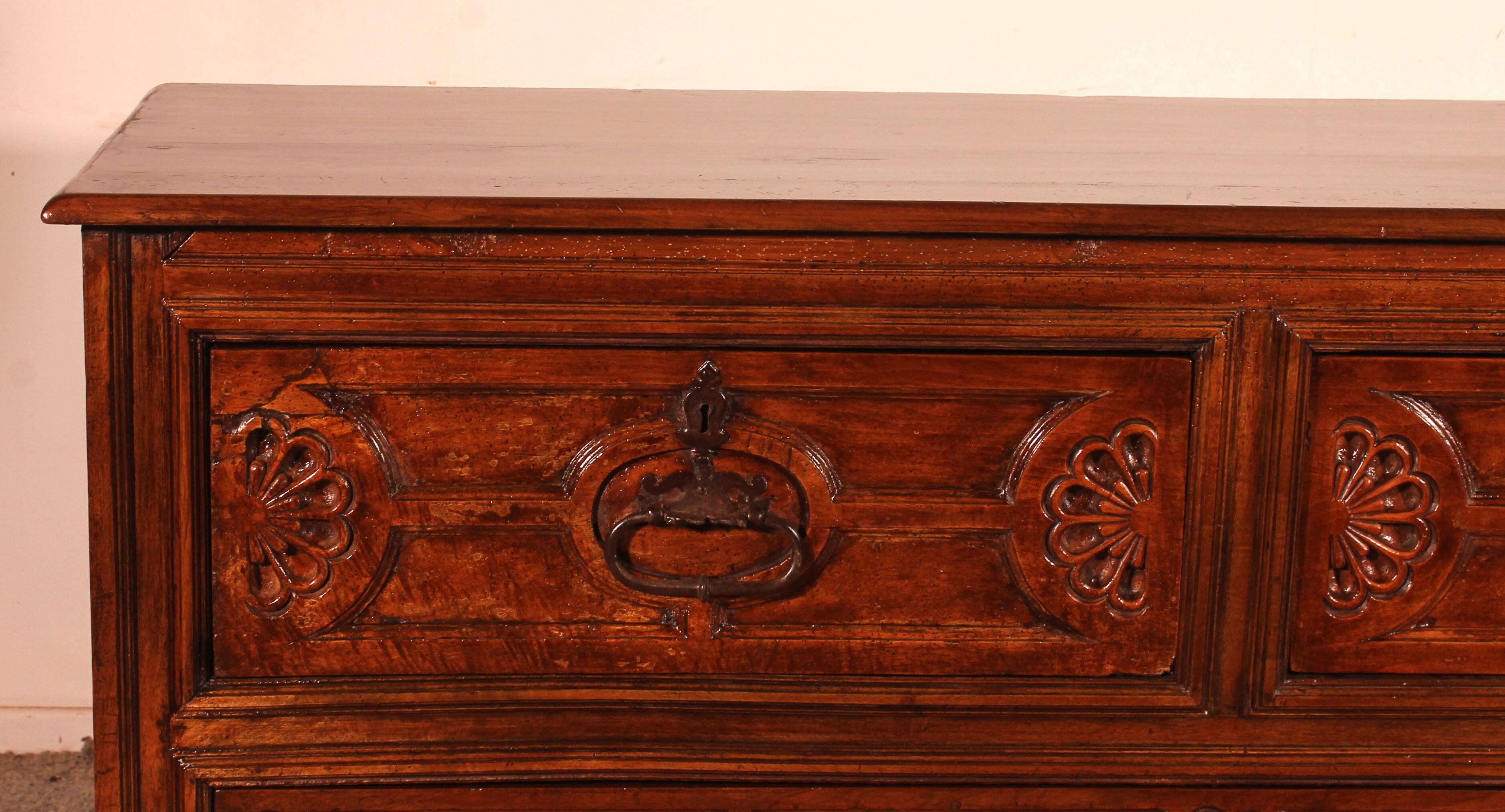 Meuble De Sacristie Renaissance Espagnol En Noyer Circa 1600