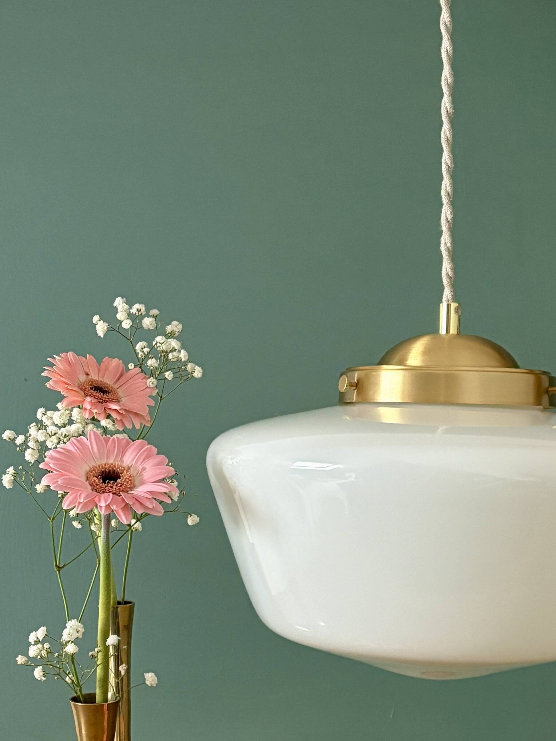 Suspension globe vintage en opaline blanche