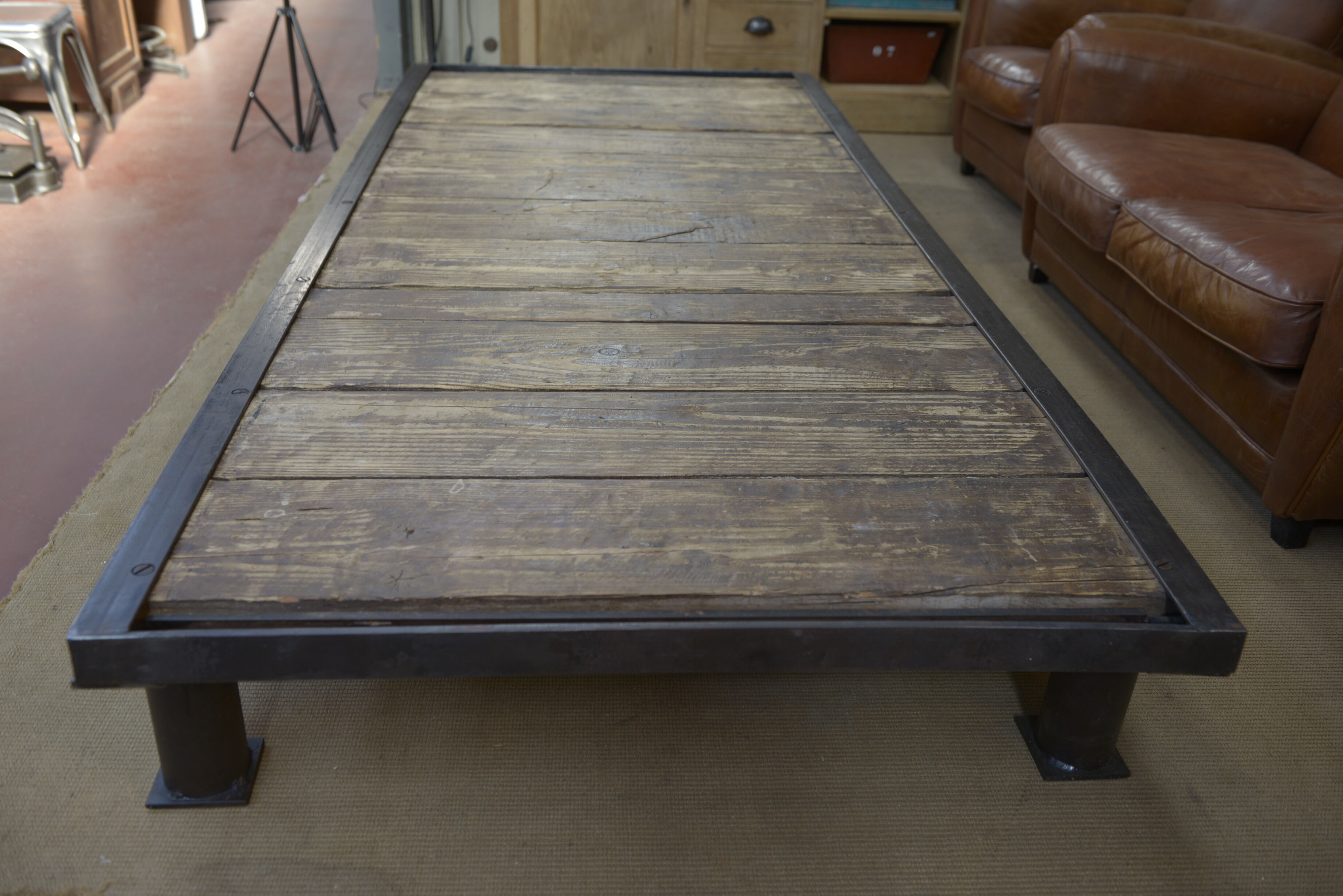 Table basse industrielle en métal et sapin 1950