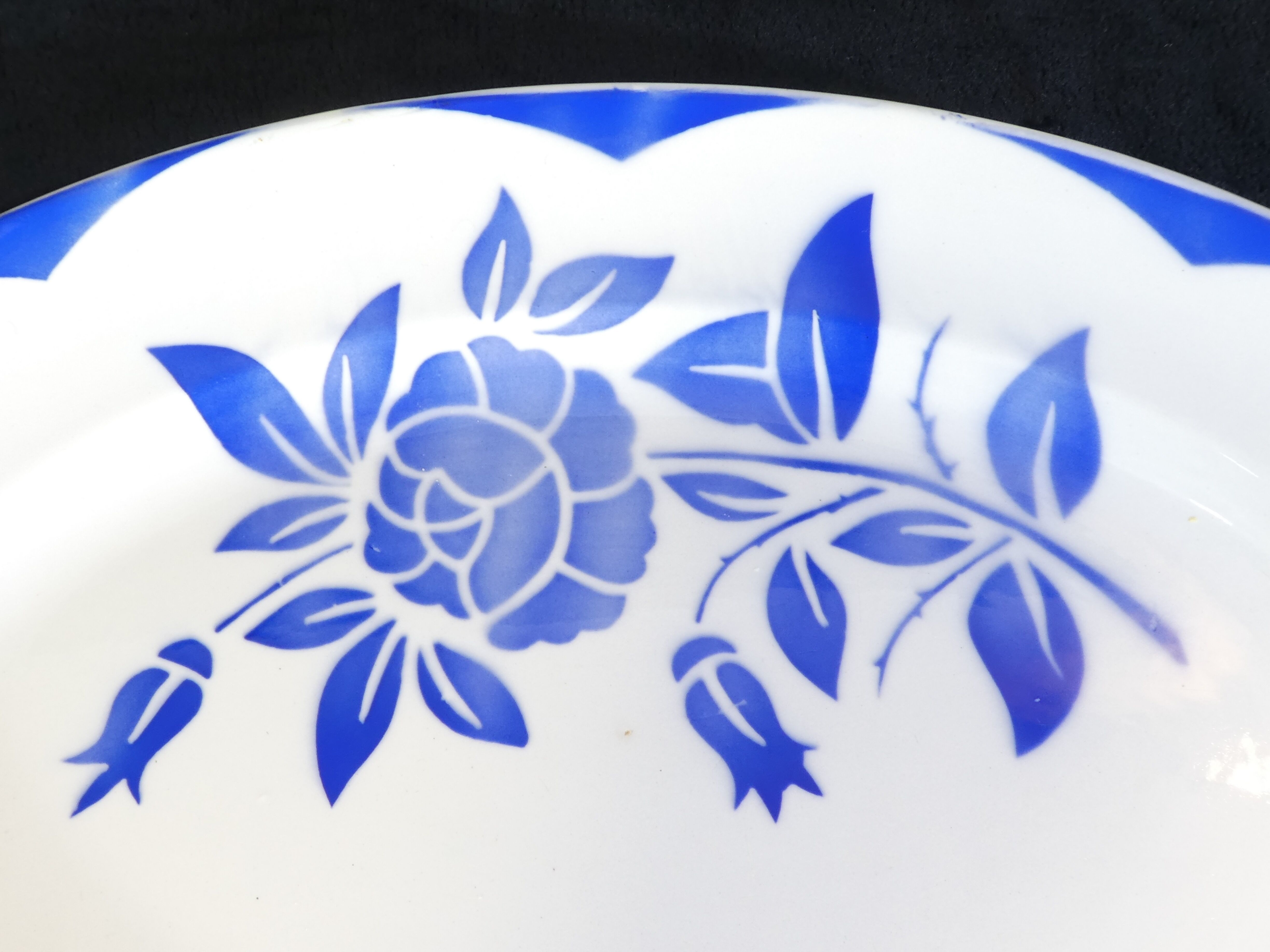 Former plat oavle in faïence of Digoin Sarreguemines model corsica