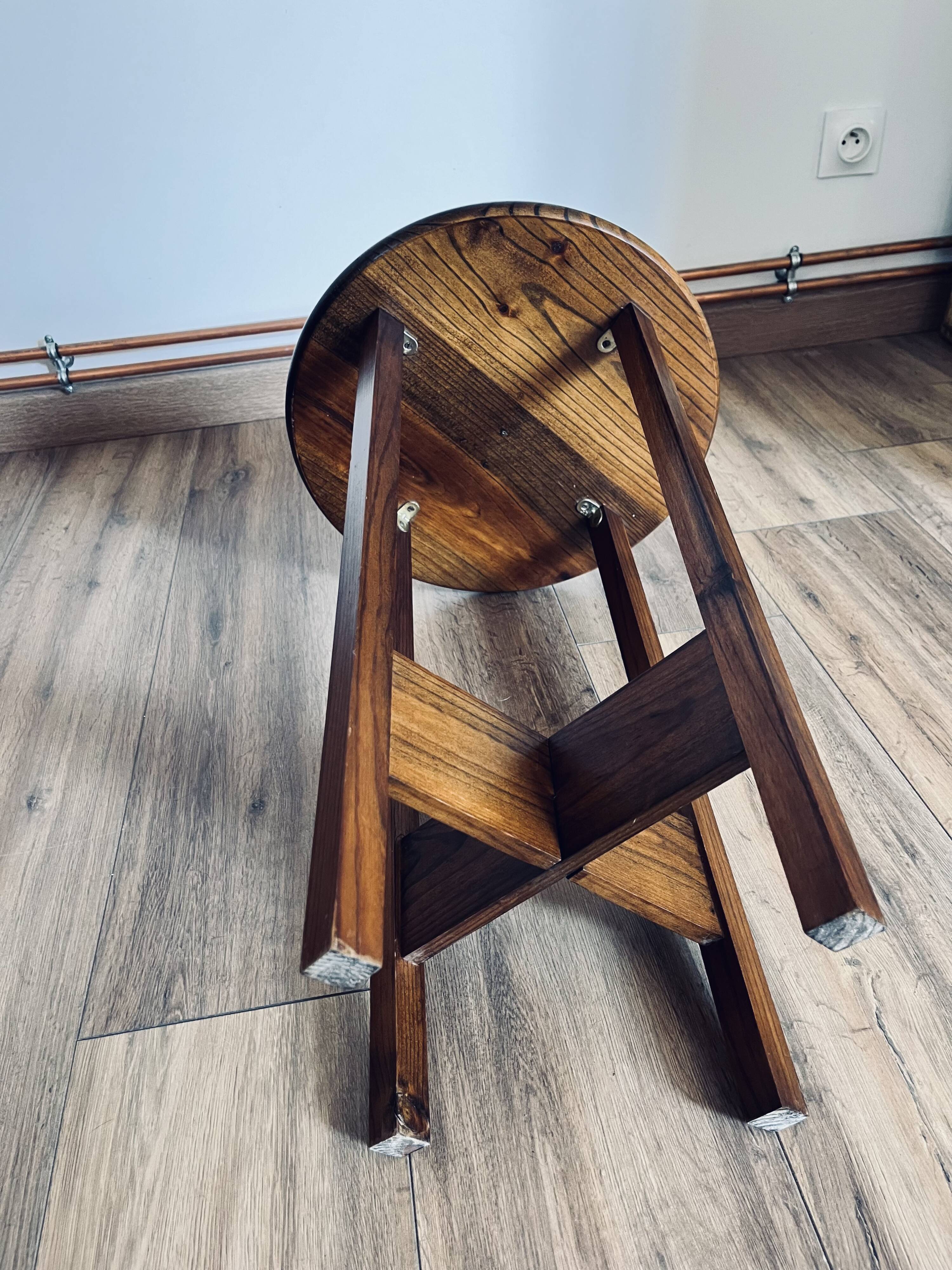 Wooden pedestal table