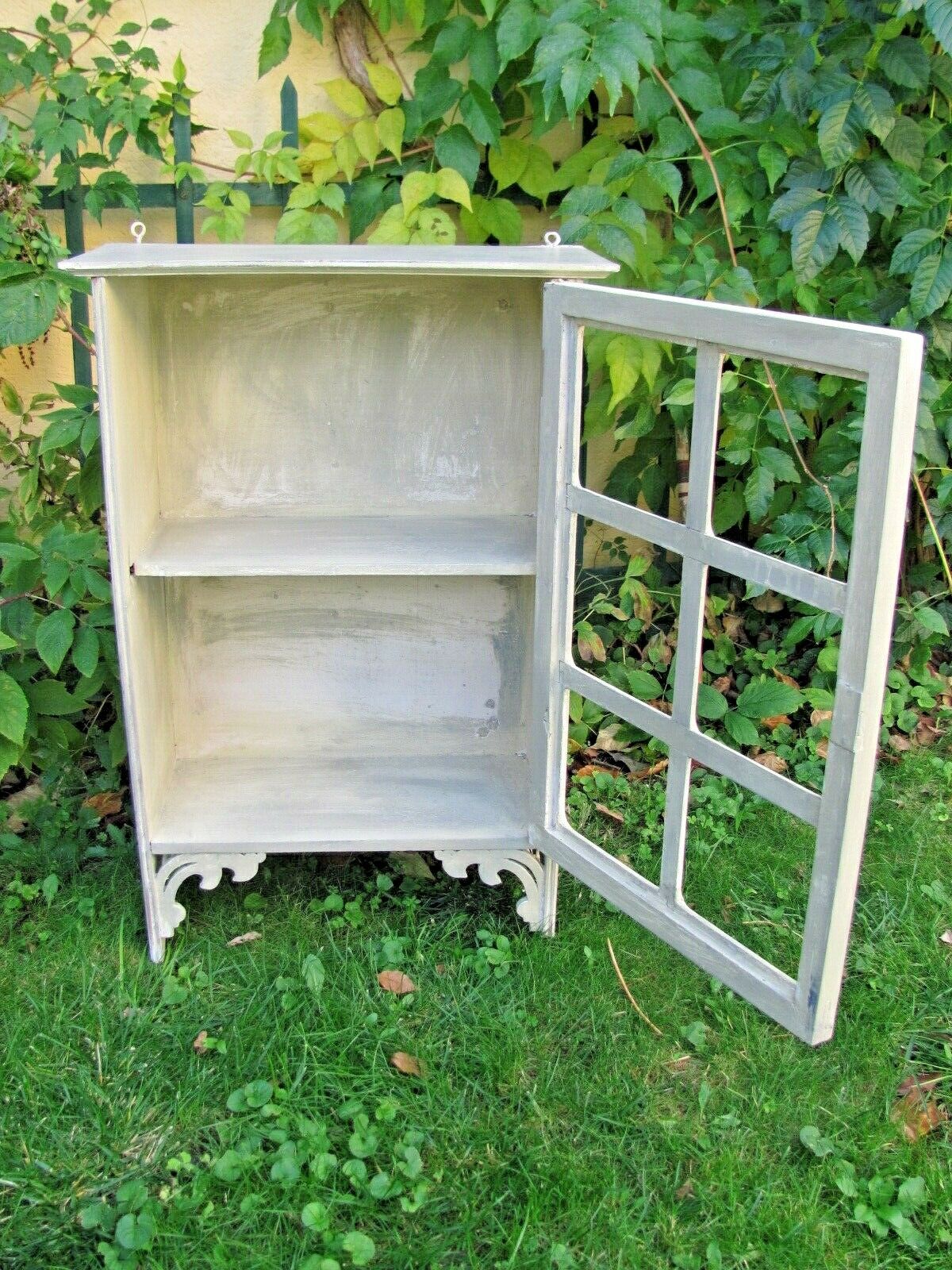 Small hanging cabinet or medicine cabinet