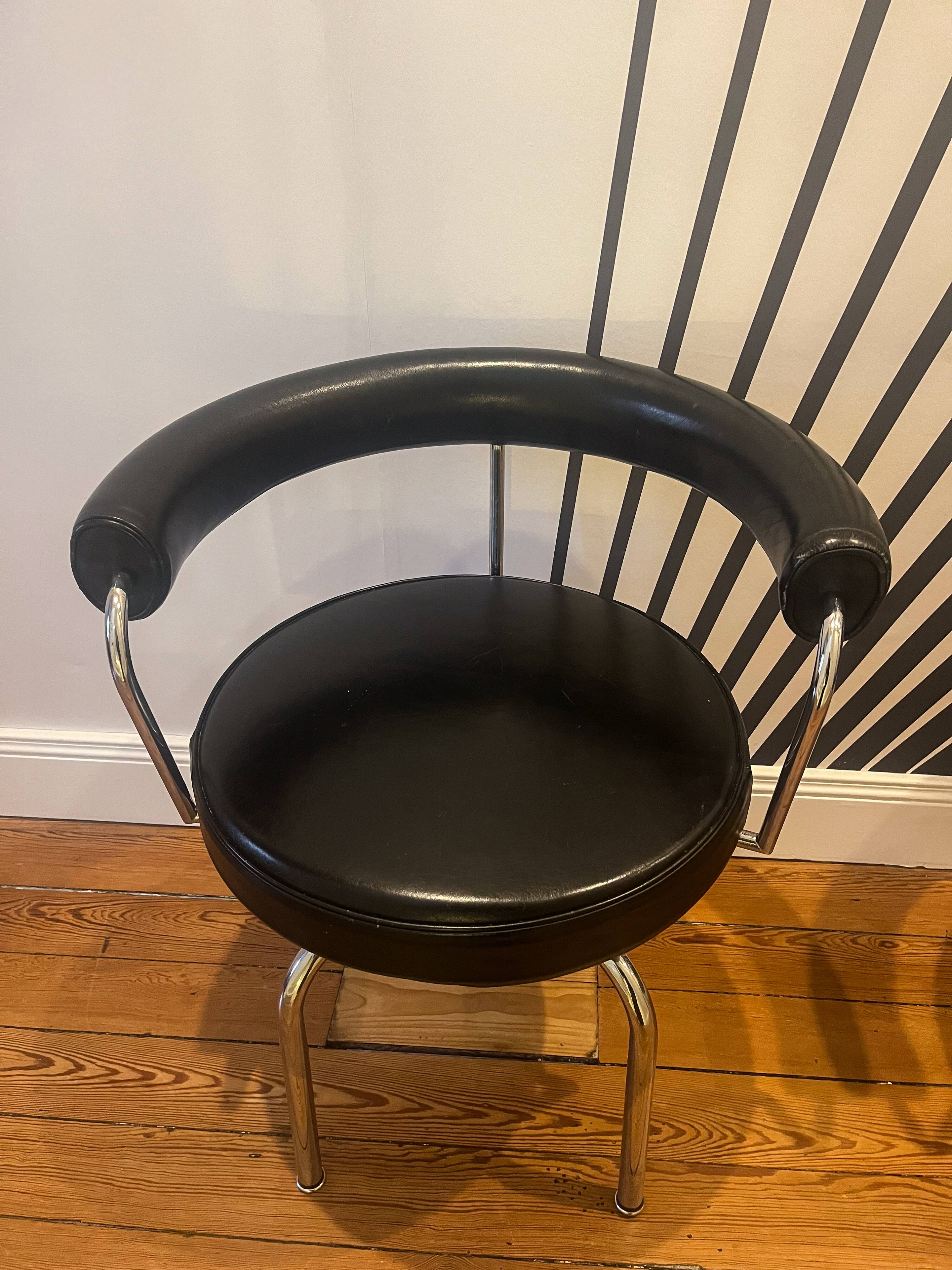 La Corbusier, Pair of LC7 armchairs, Cassina edition