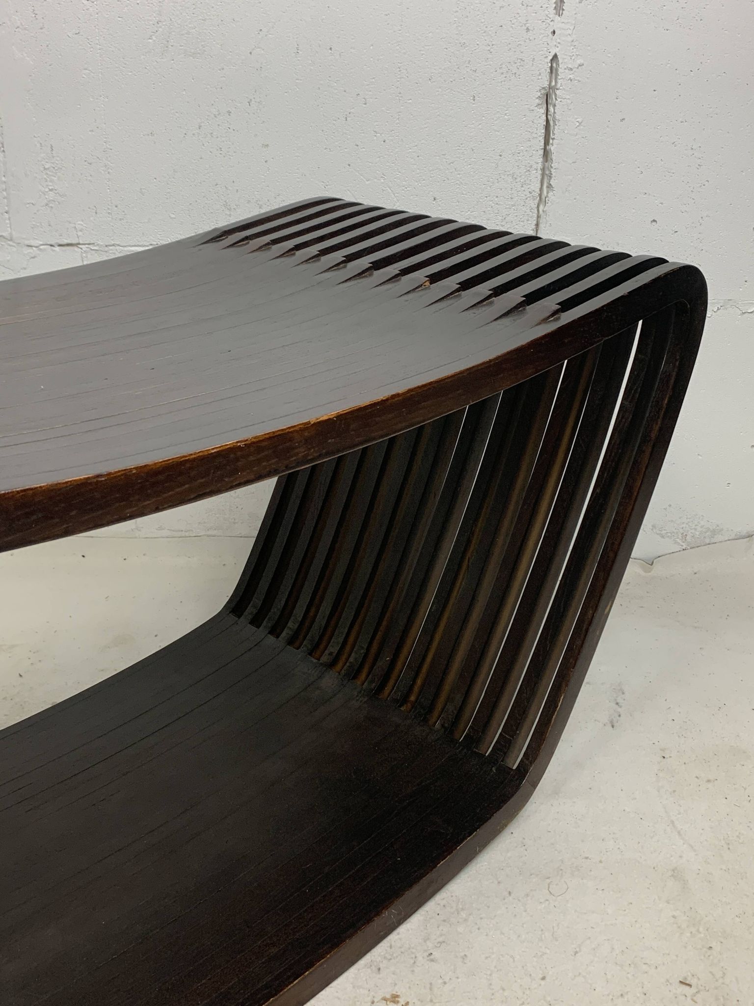Banc ou table basse à lattes en bois ondulé et courbé, style néerlandais post-moderne, années 1970