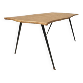 Table basse forme violon pieds laiton