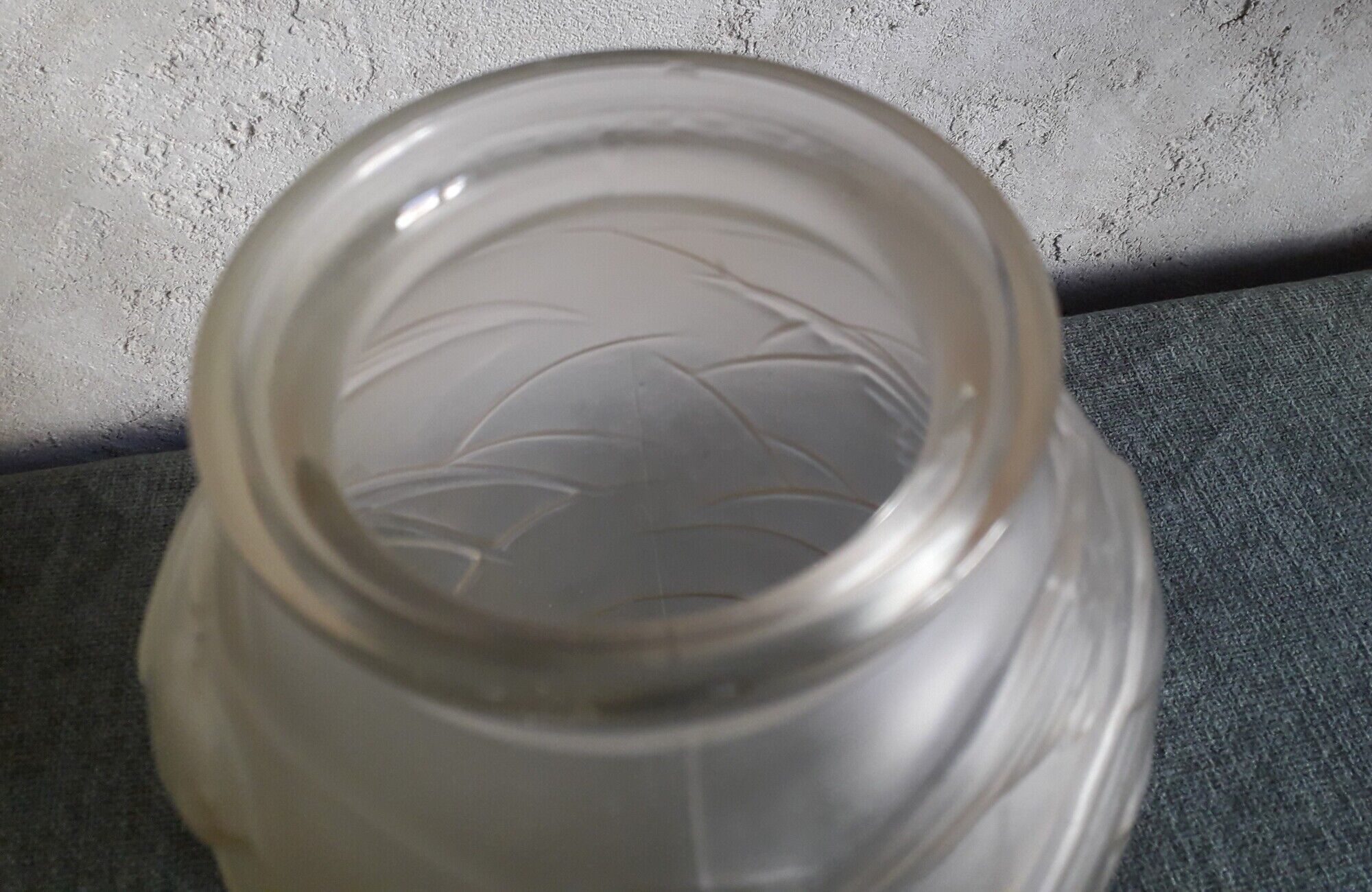 Art Deco vase in molded glass with swallow decorations