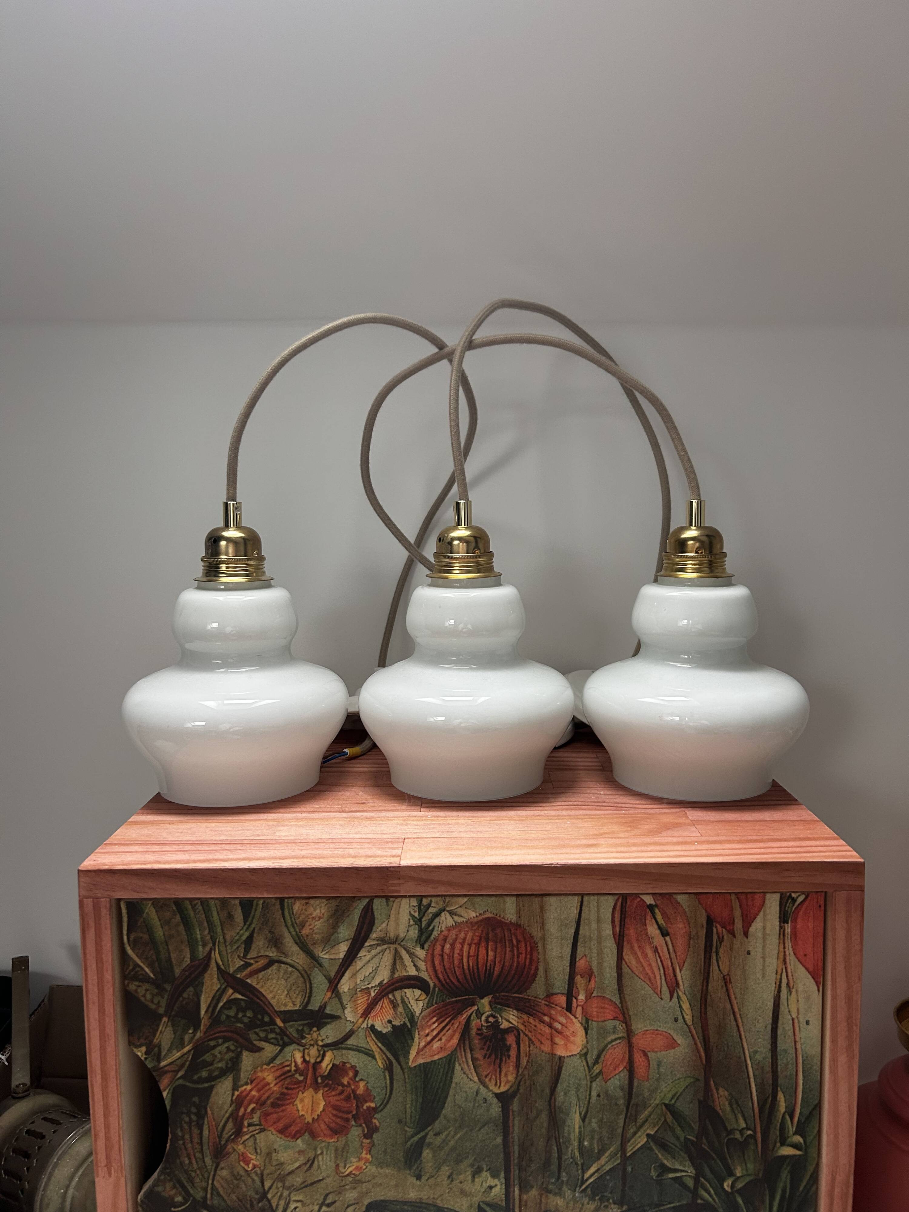 Lot de trois suspensions scandinaves en opaline blanche