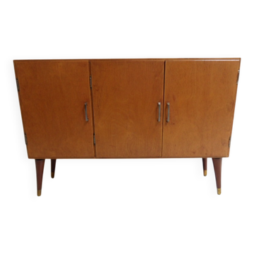 Vintage sideboard with 3 doors.