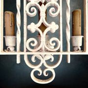 Ancienne applique triple en fer forgé blanc fleur de lys, années 50-60