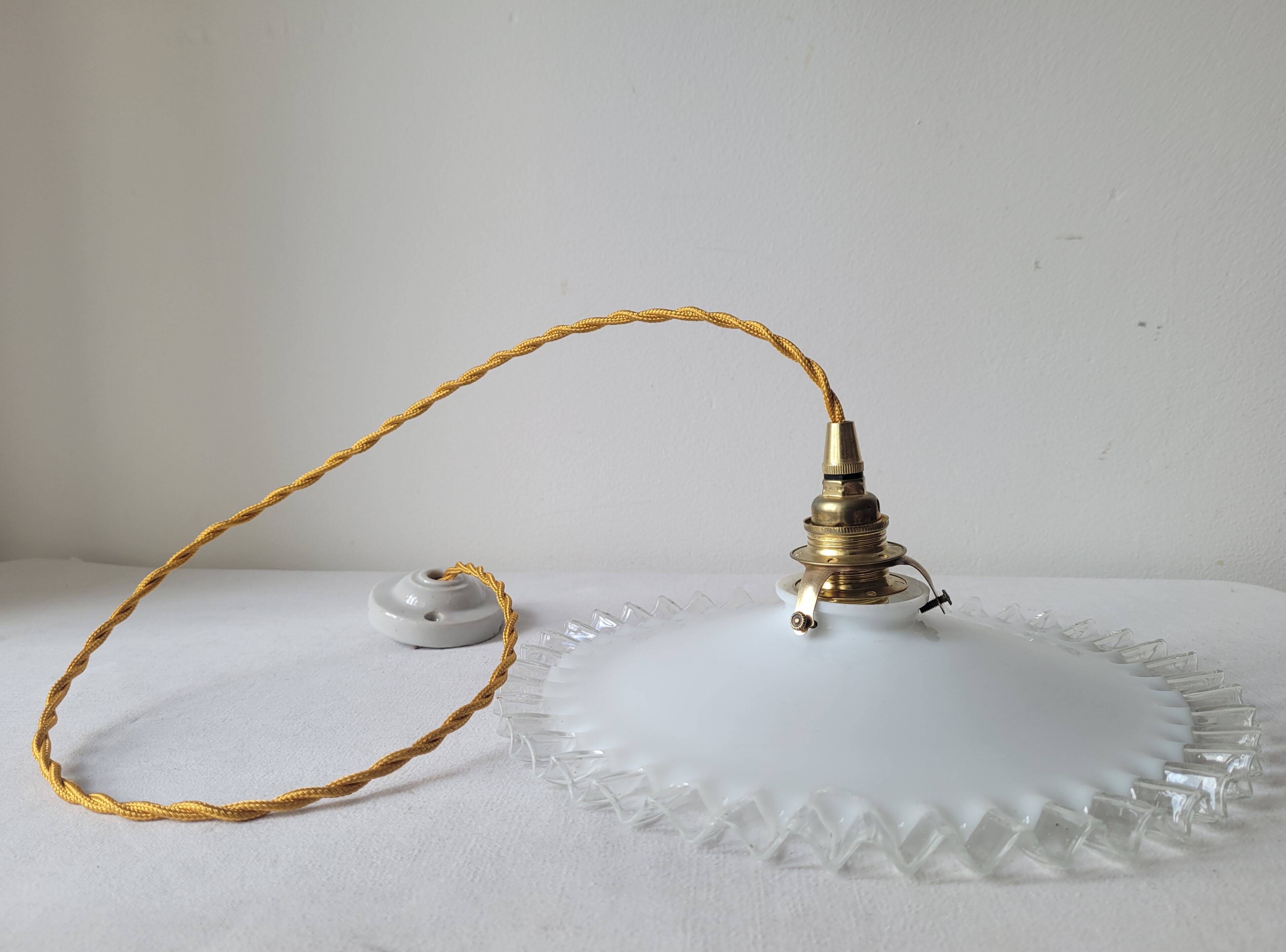 Pendant in serrated opaline