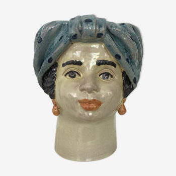 Medium-headed woman peas vase