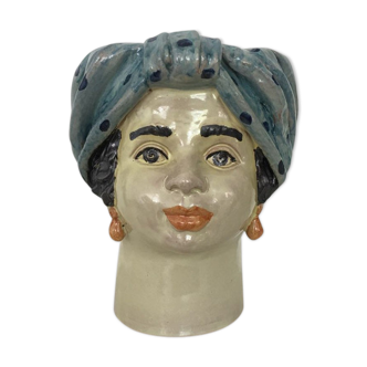 Medium-headed woman peas vase