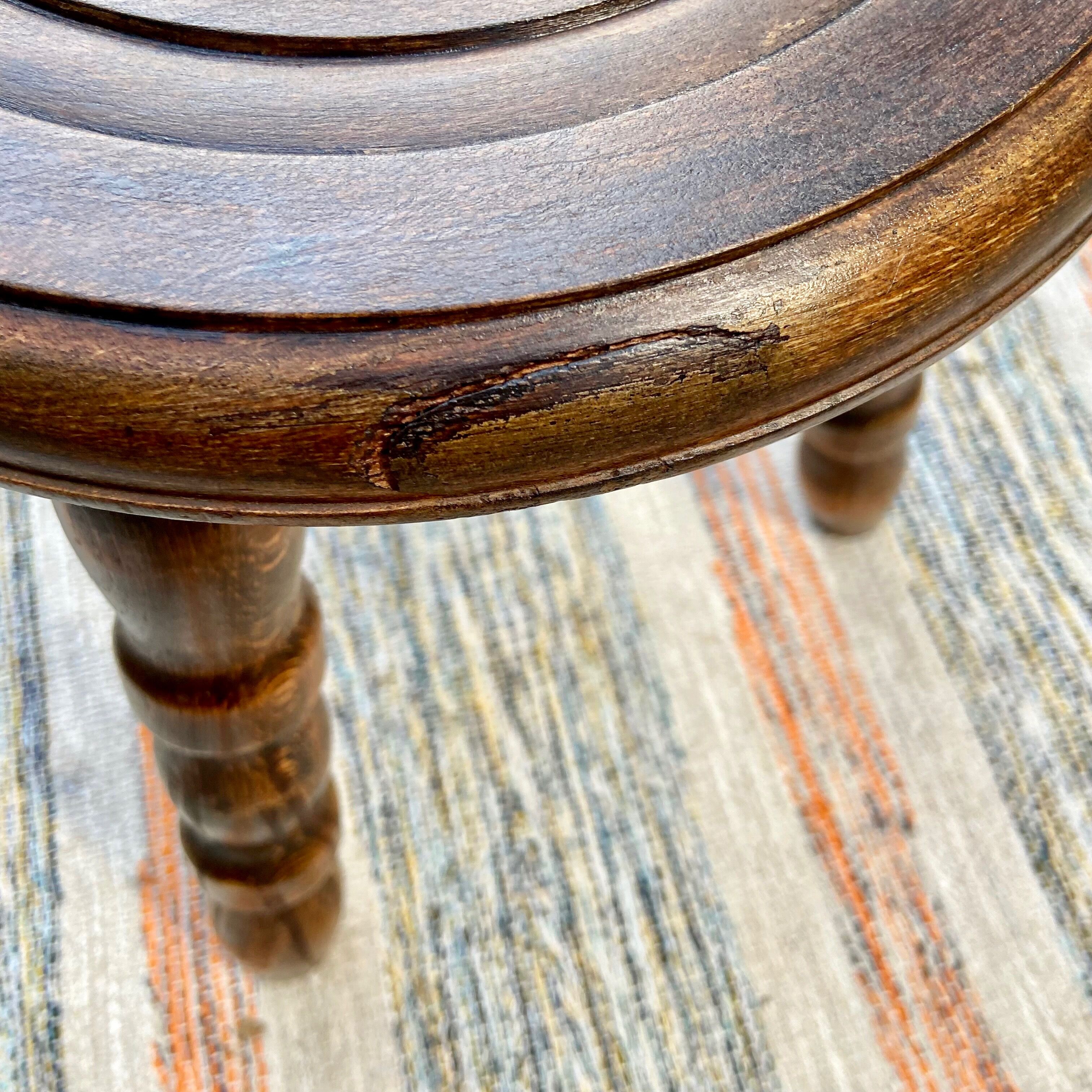 Tripod stool feet coil