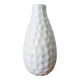 Vase en céramique blanche alvéolée