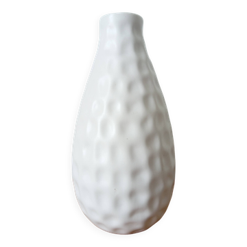 Vase en céramique blanche alvéolée