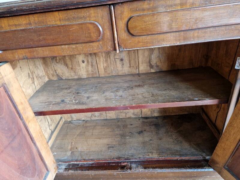 Mahogany and mahogany veneer sideboard - English work from the Victorian period - Circa 1870-1880