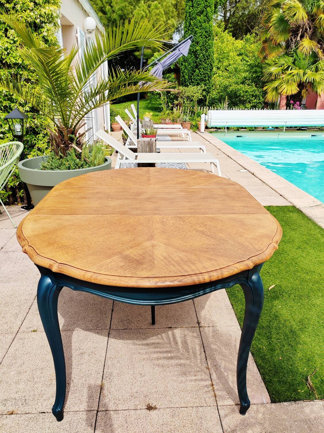 Round table with extensions