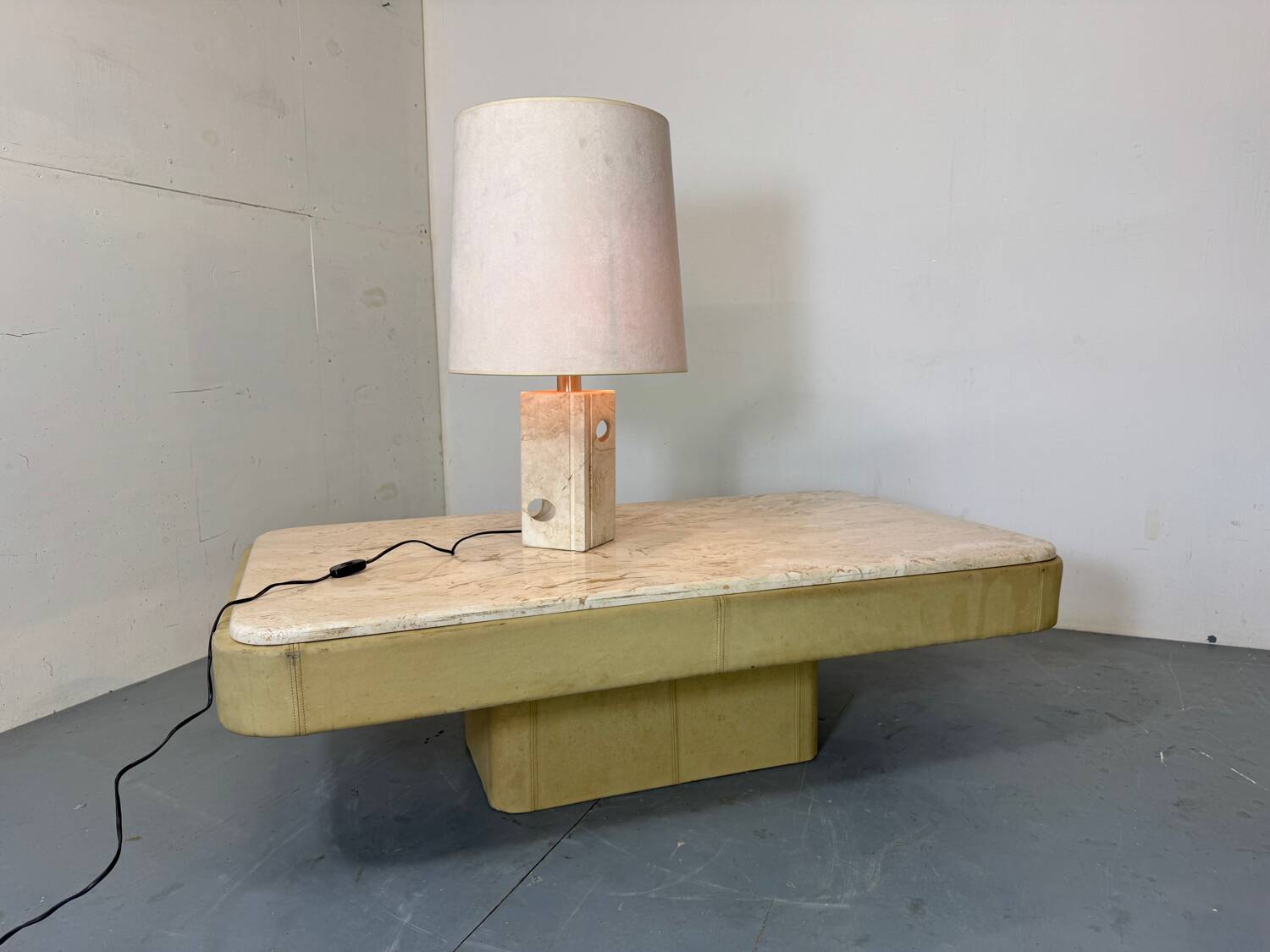 Mid Century Modernist Brutalist Italian Travertine table lamp, 1960s