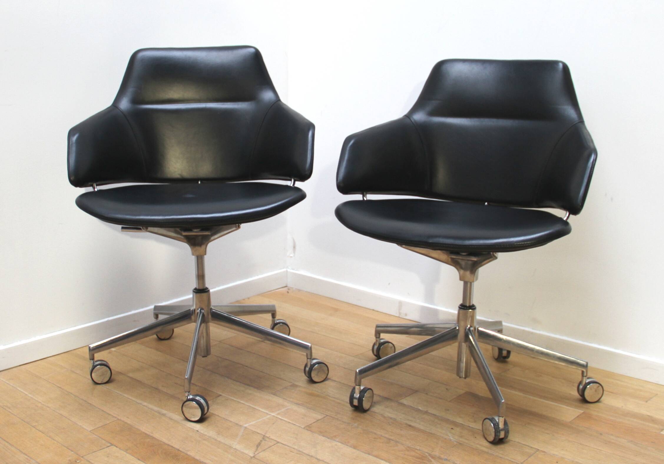 Pair of office chairs, Arper