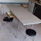 Table formica, 2 chaises et 1 tabouret vintage