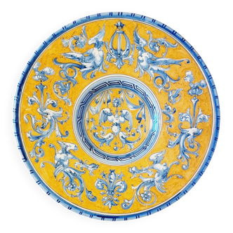 Large grotesque plate (Urbino/Castelli style), made in Italy, pei