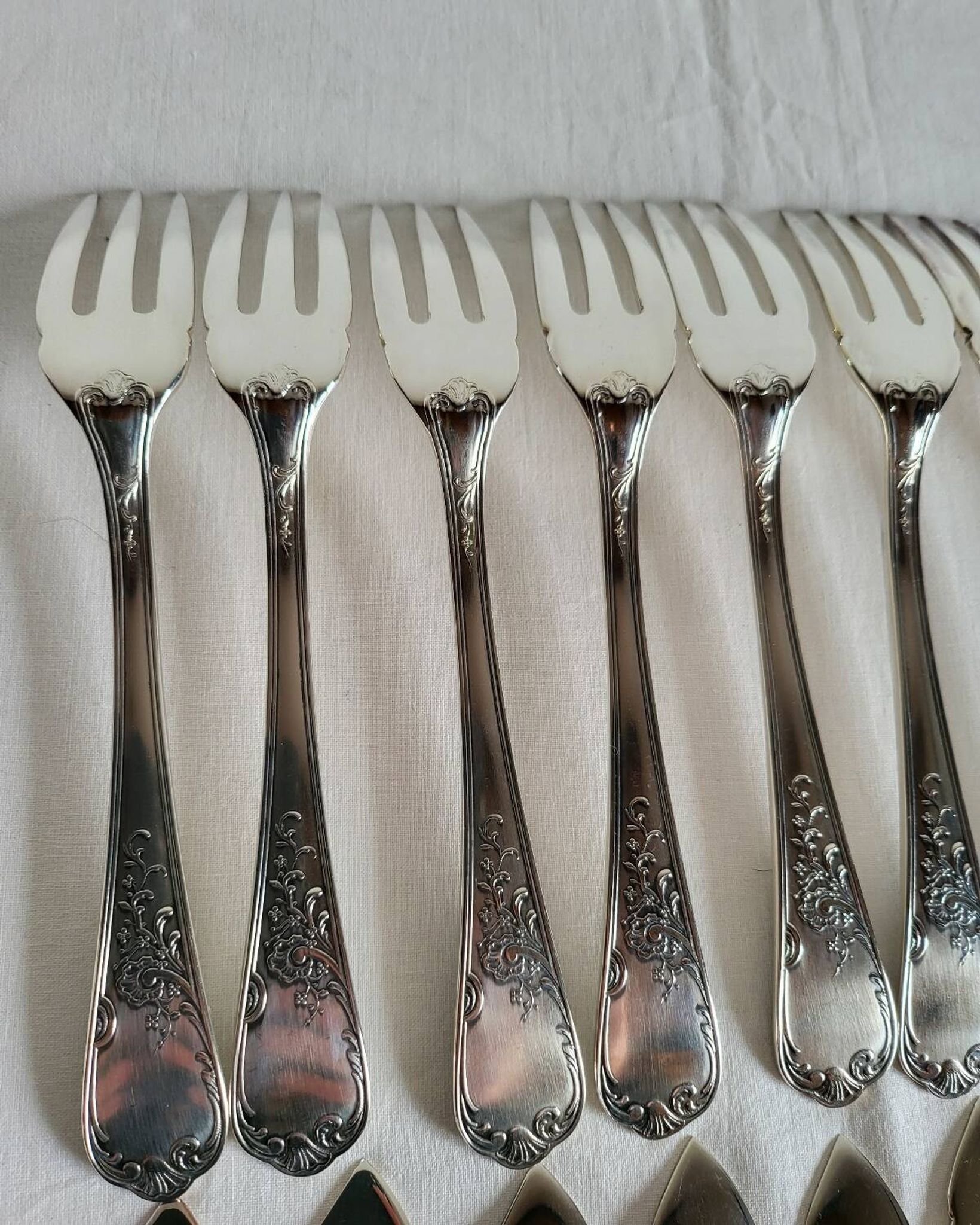 12 silver-plated metal fish cutlery pieces by Guildar, 24 pieces.