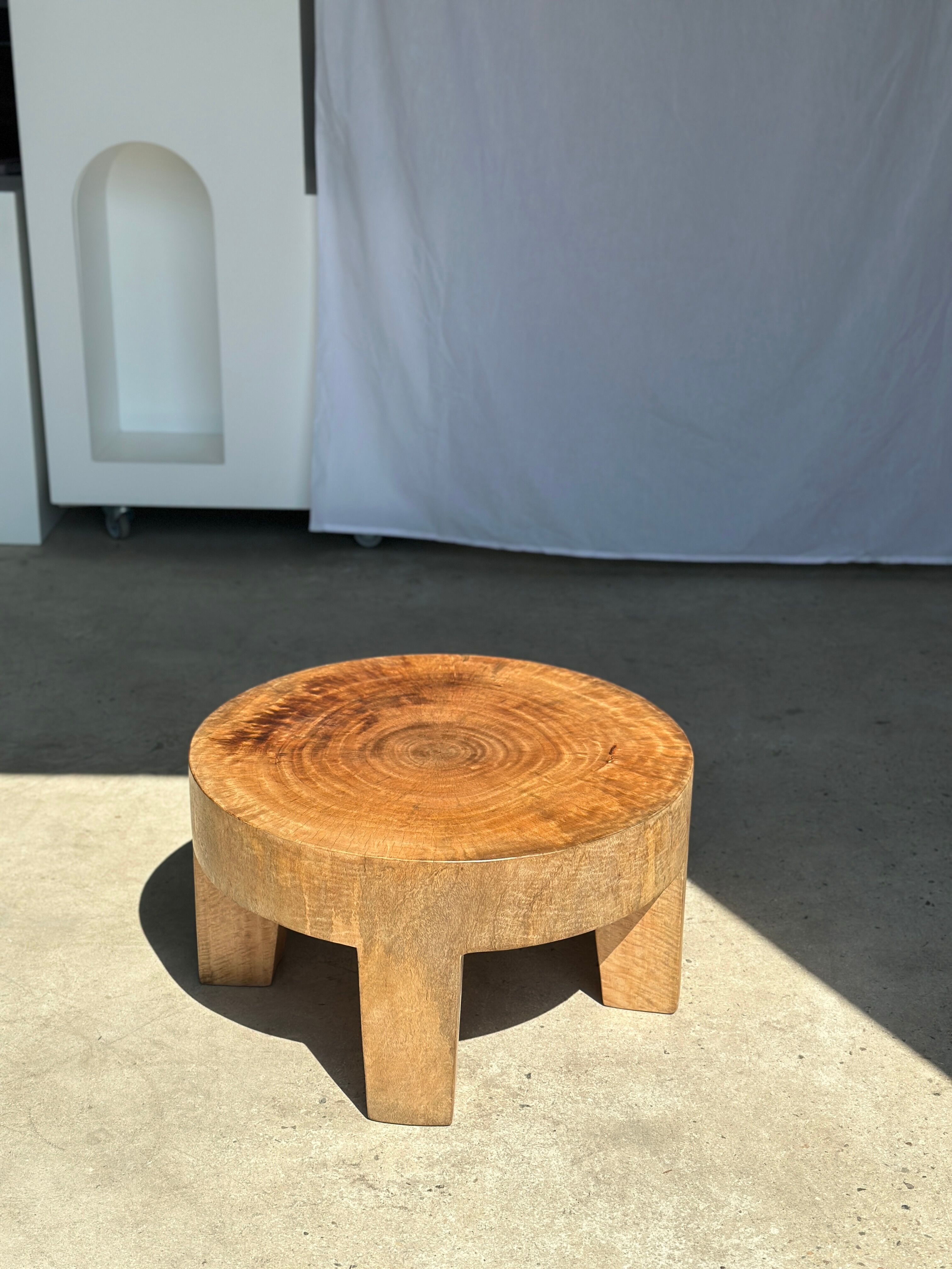 Quadripod coffee table in solid wood monoxyl natural color (dark)