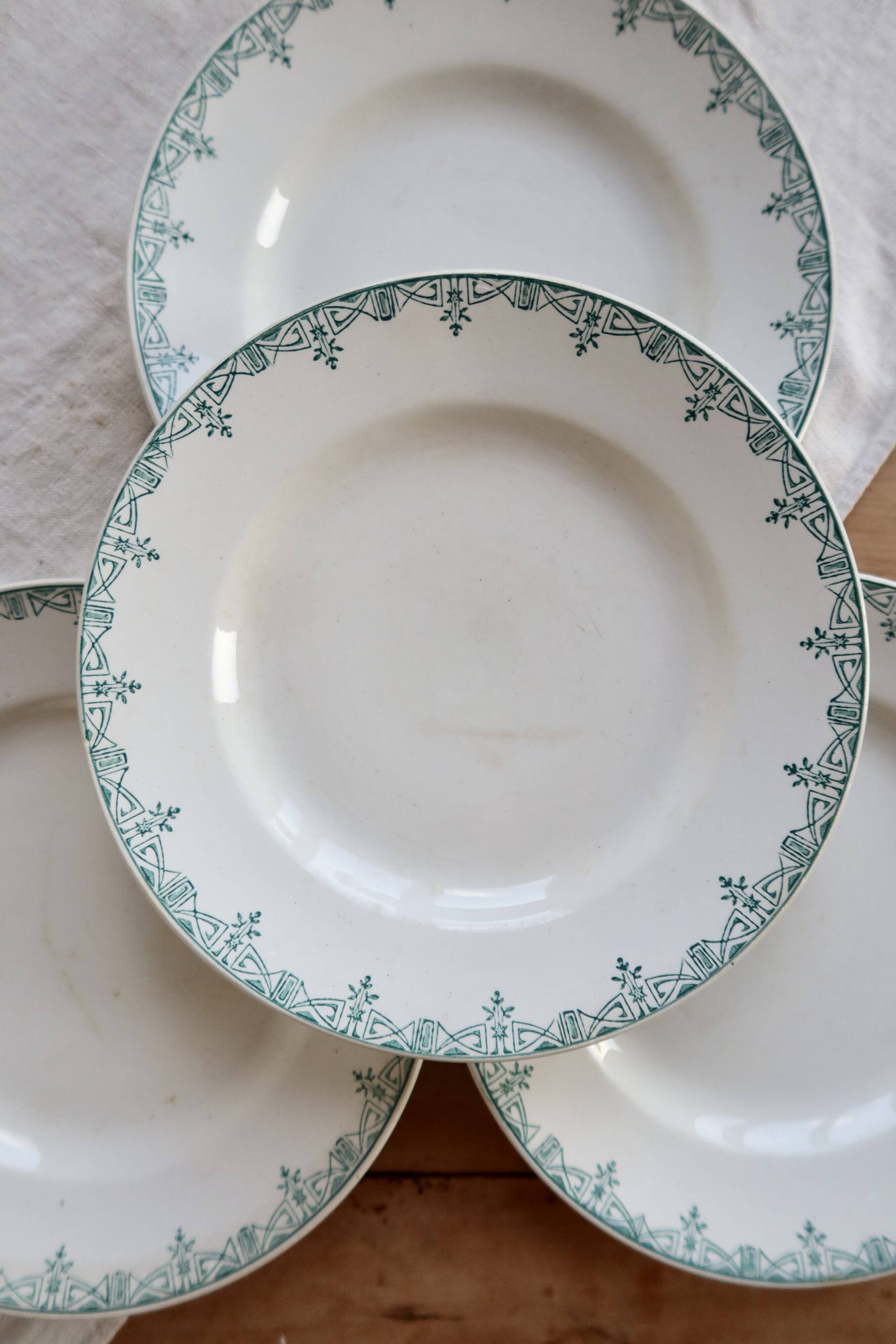 4 vintage flat plates in ironstone from Saint-Amand – Model 4004