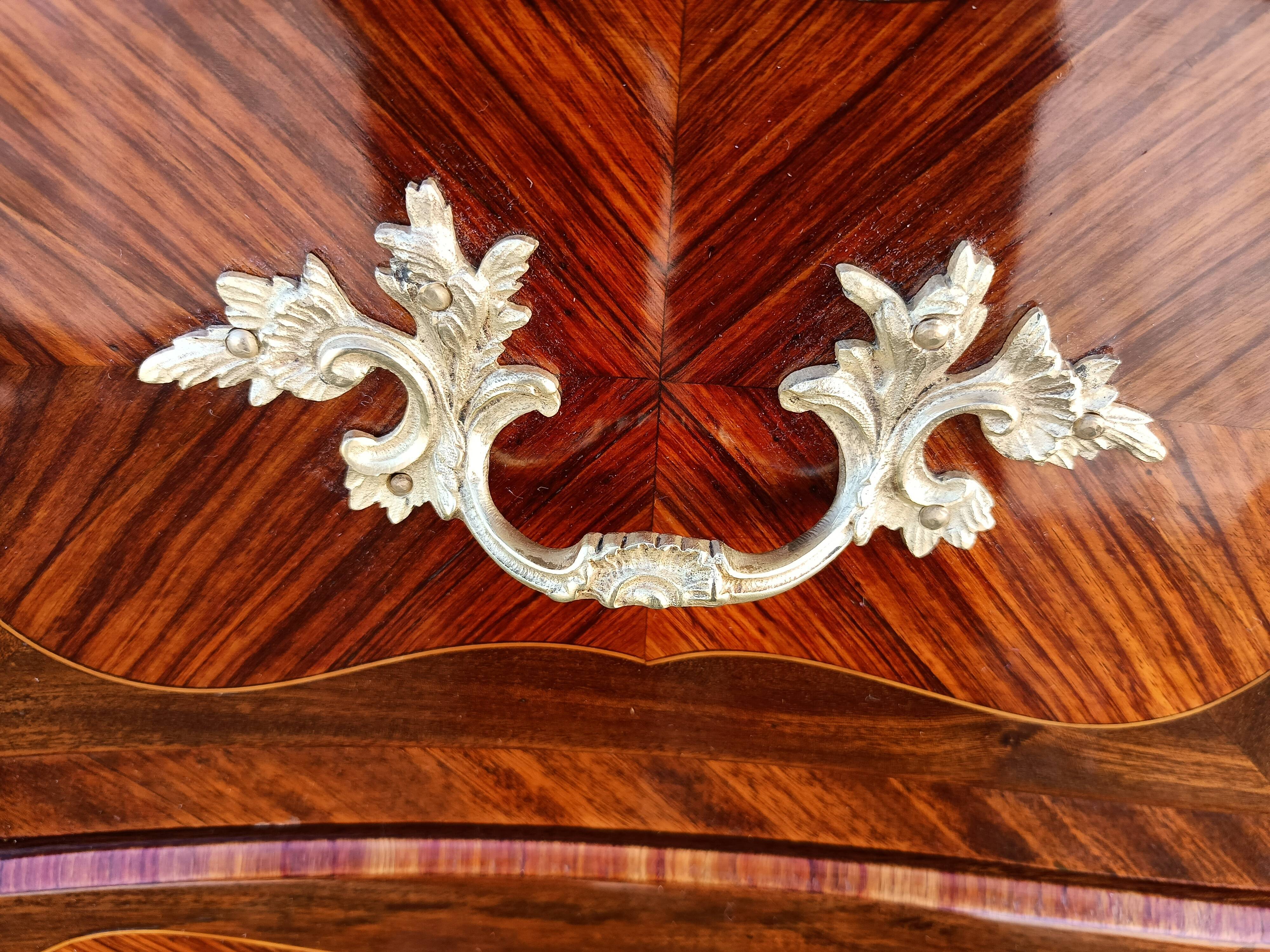 Louis XV jumping chest of drawers curved in precious wood marquetry.