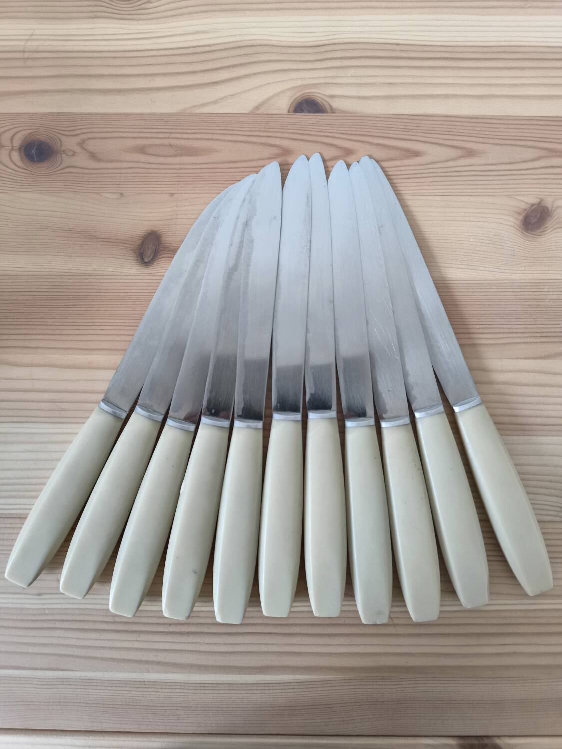 Set of 11 bakelite and stainless steel knives