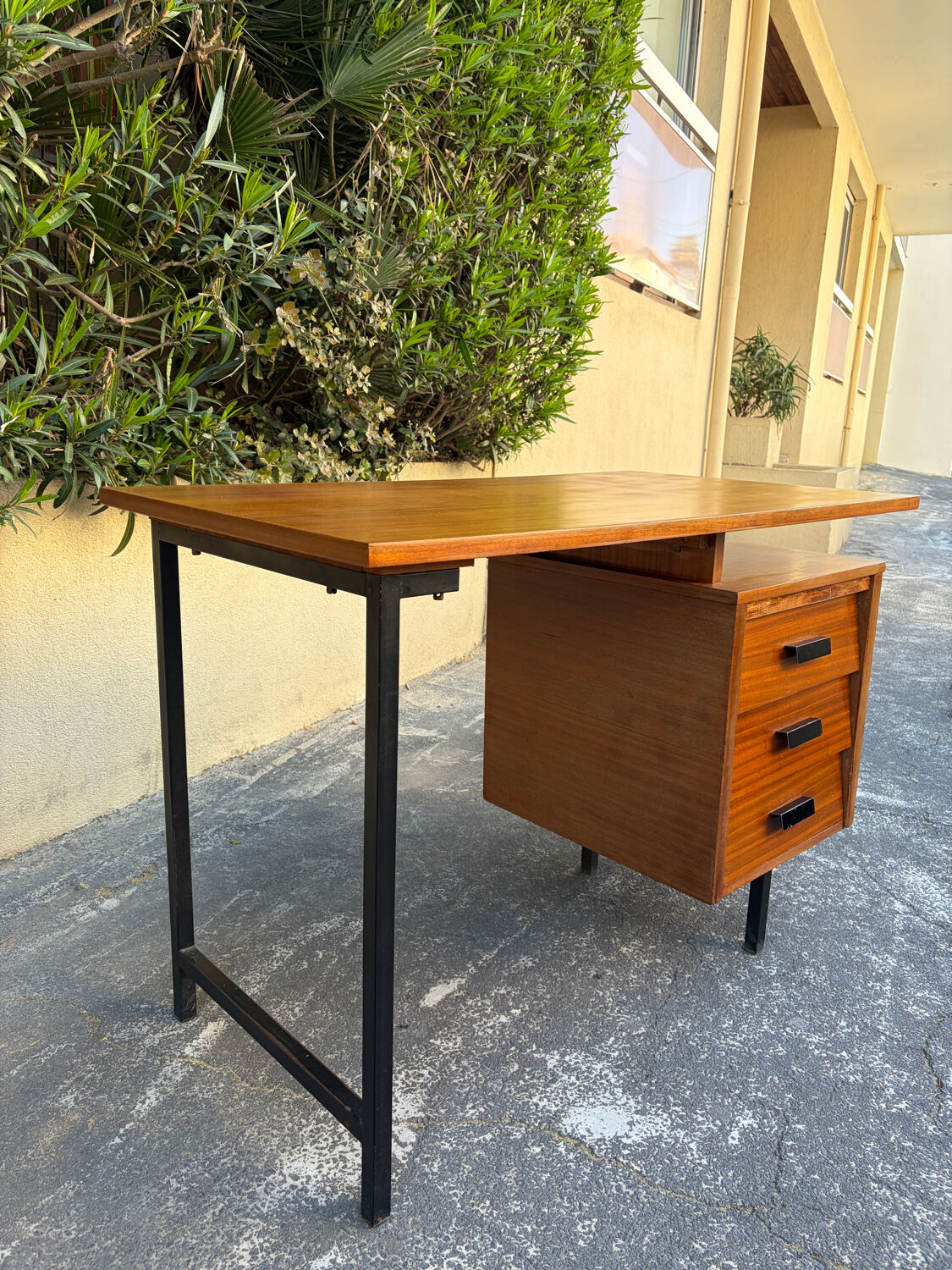 Bureau modèle CM172 par Pierre Paulin circa 1960 pour la maison THONET