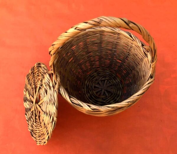 Ancien panier à escargots avec couvercle osier tressé