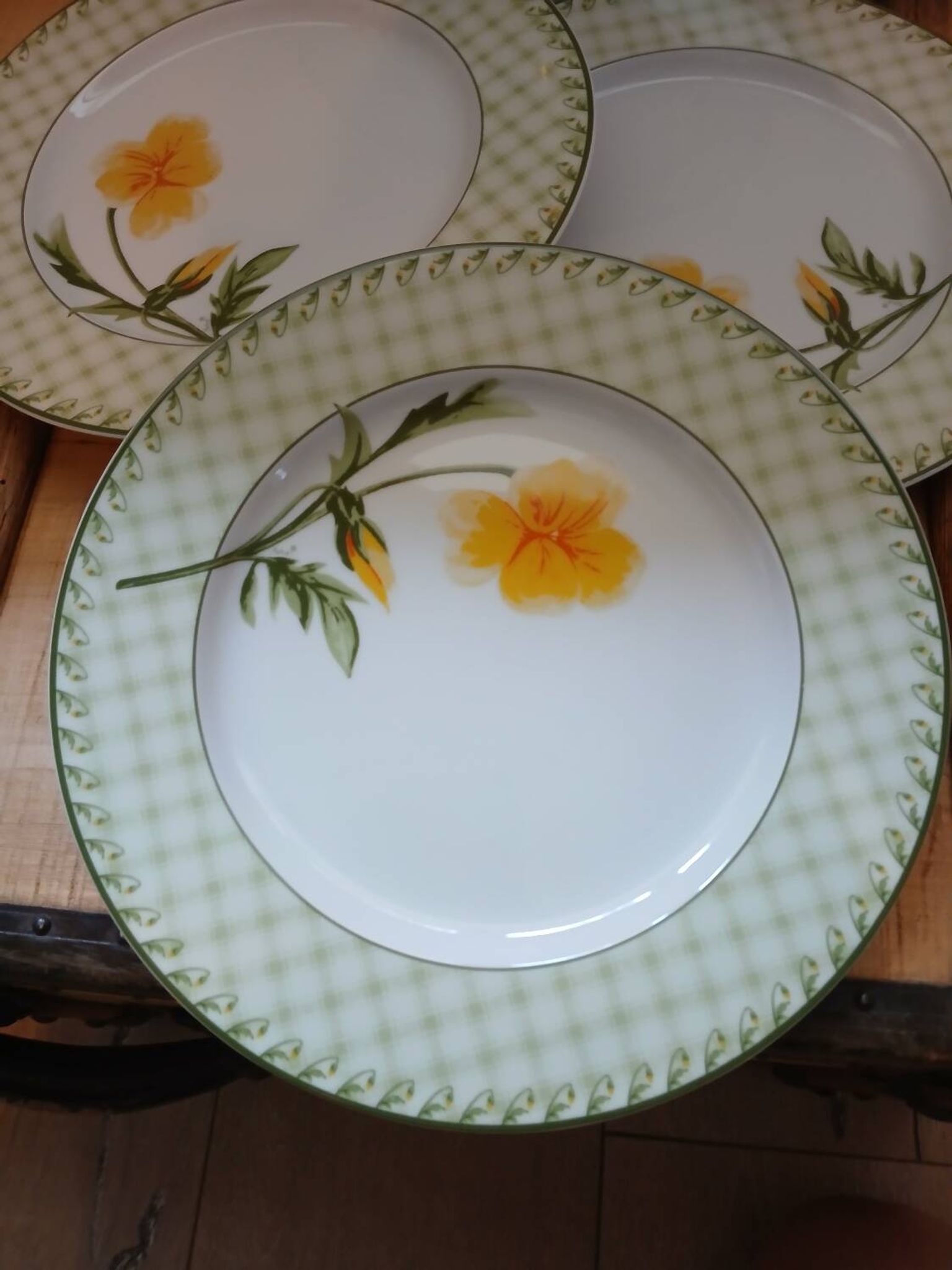 4 assiettes en porcelaine vintages