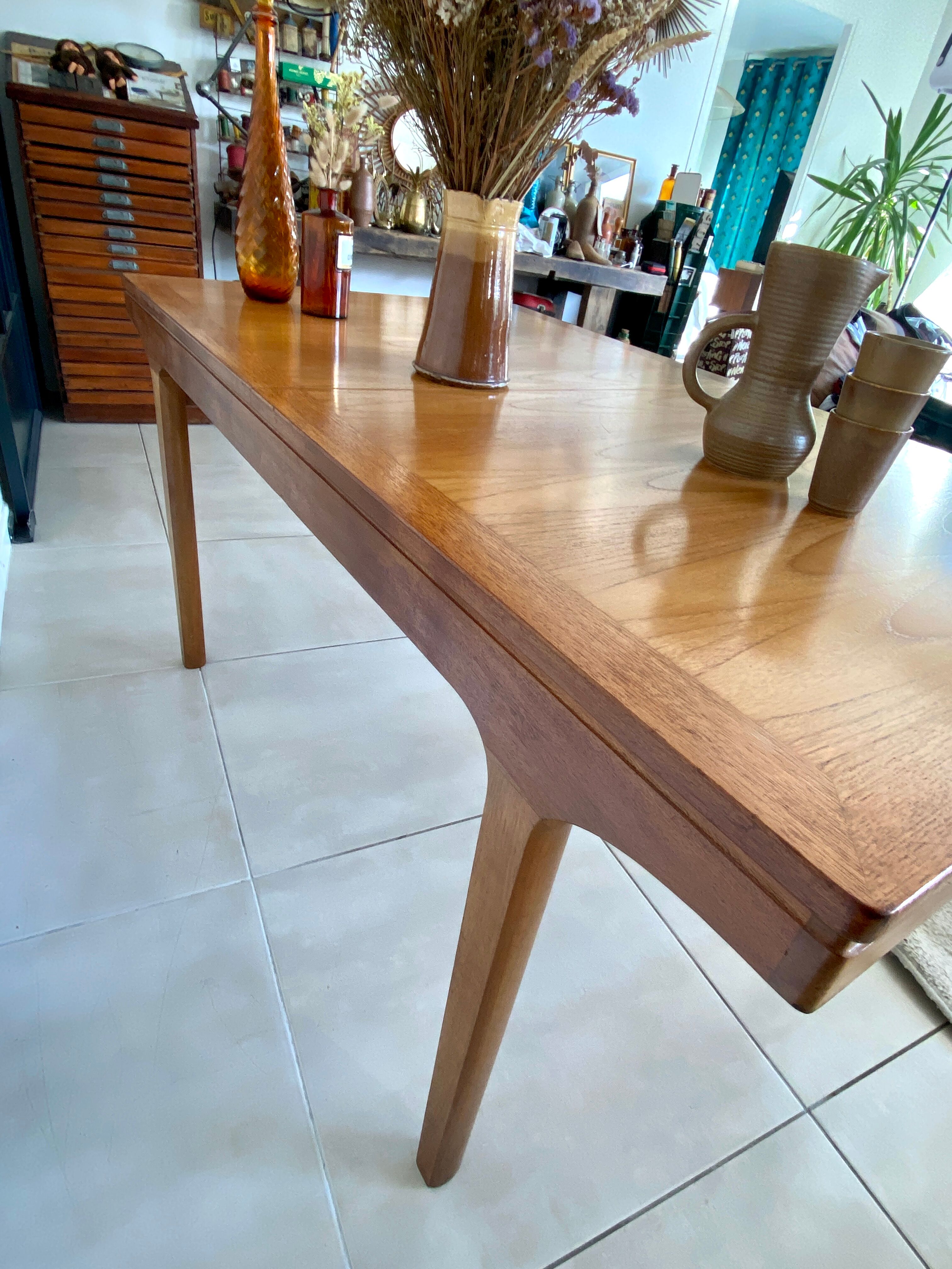 Extendable dining table in NATHAN teak