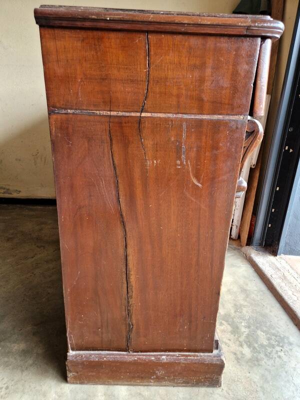 Mahogany and mahogany veneer sideboard - English work from the Victorian period - Circa 1870-1880
