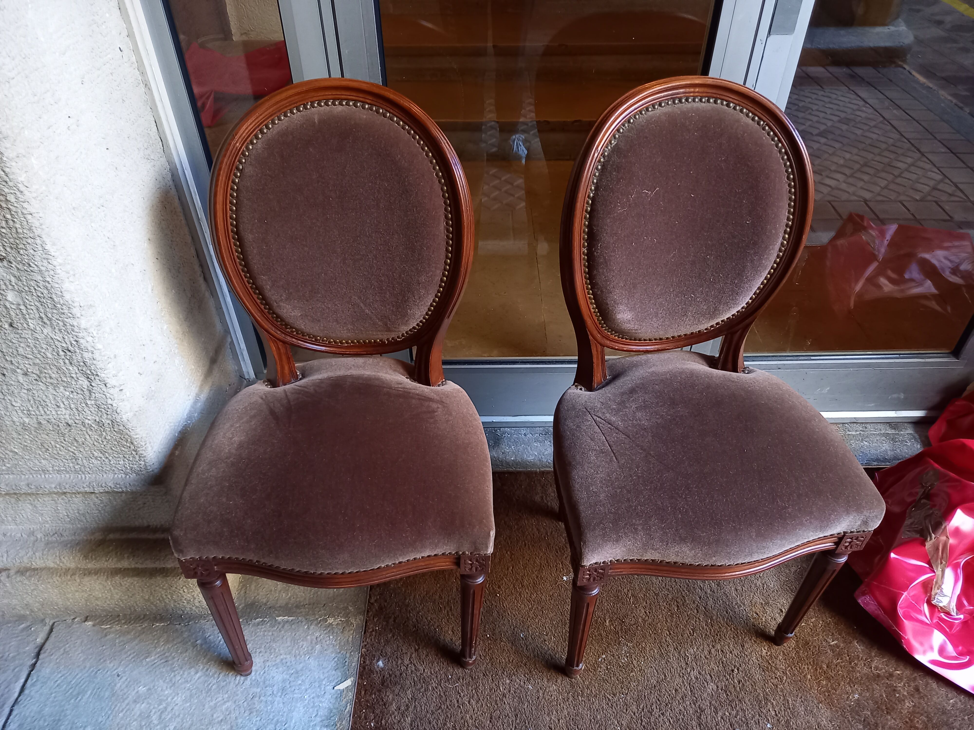 Set of 2 brown medallion chairs