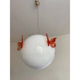 Pendentif en verre opalin italien avec papillon rouge