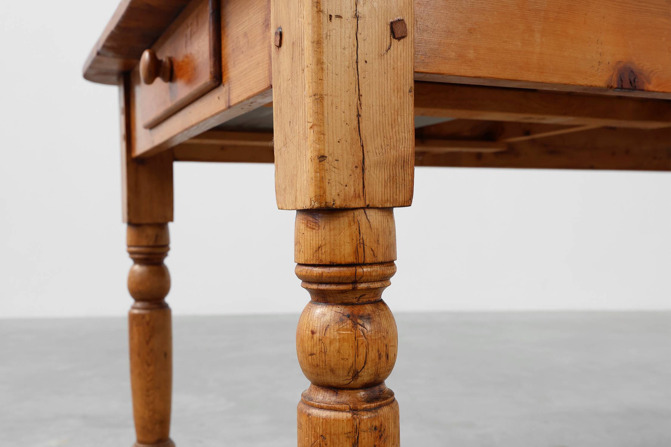 Table de ferme en pin ancien, France, fin du 19e siècle