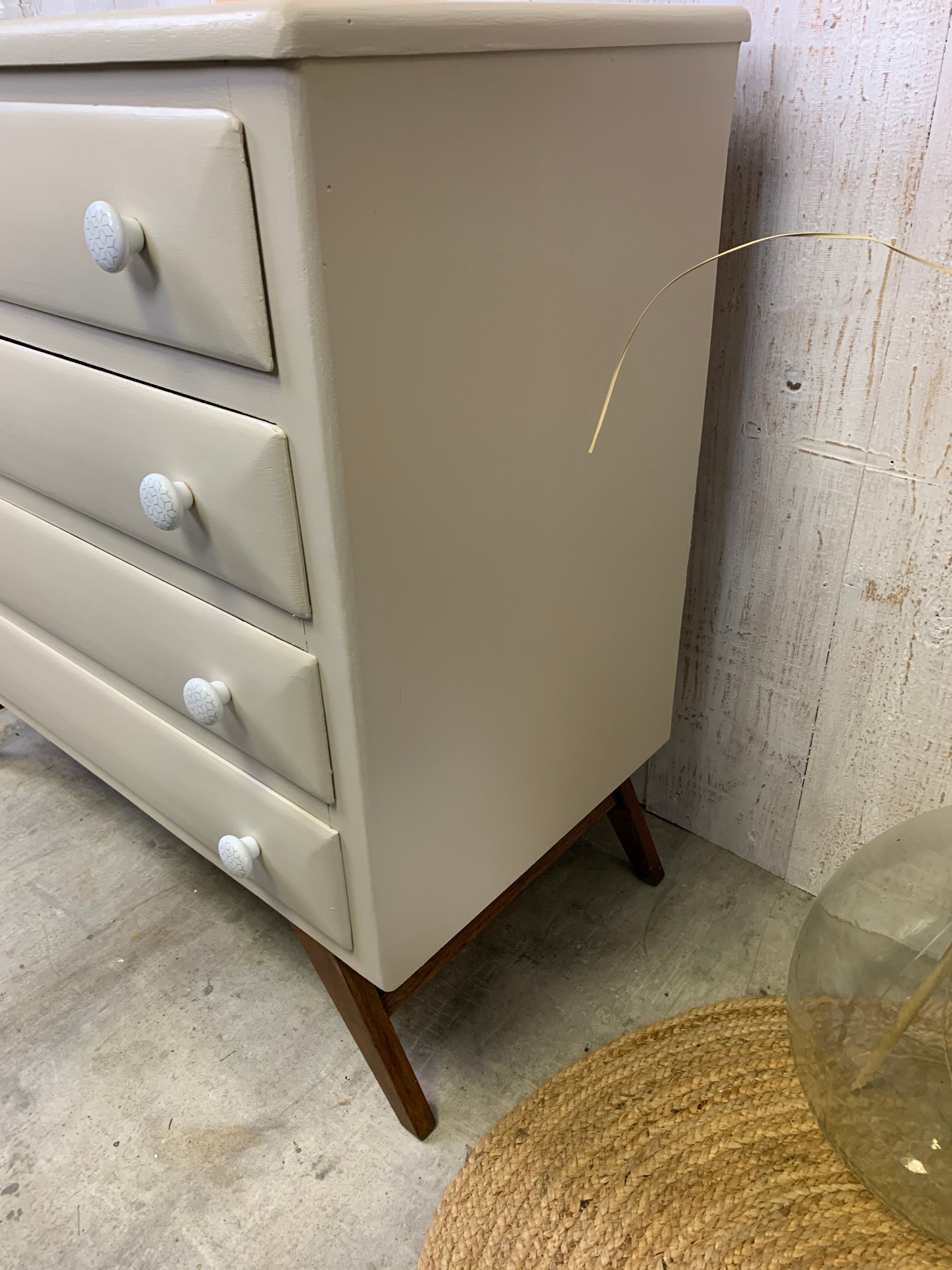 Dresser with compass feet